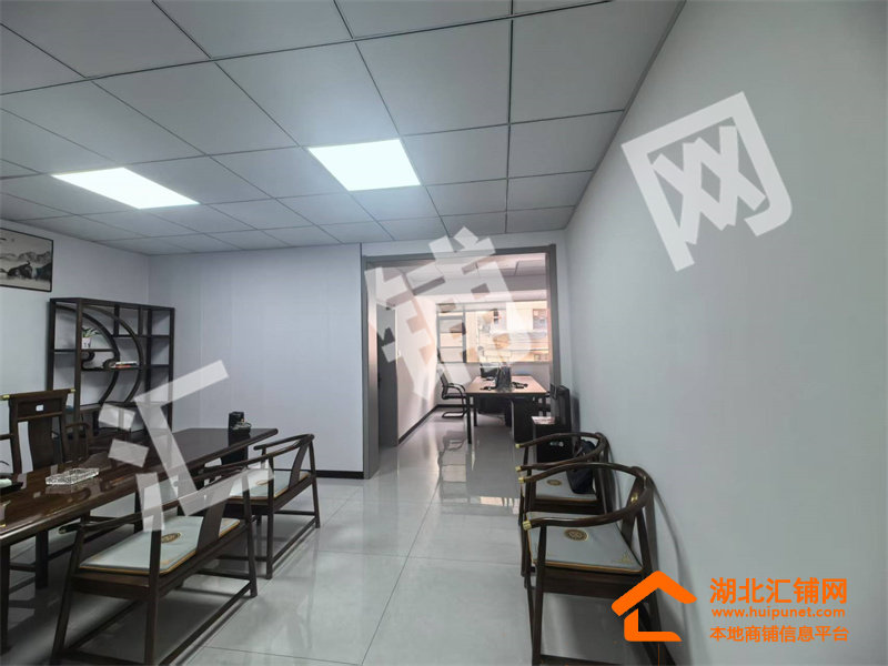 火车站58号精装修办公室内少量工位出租！