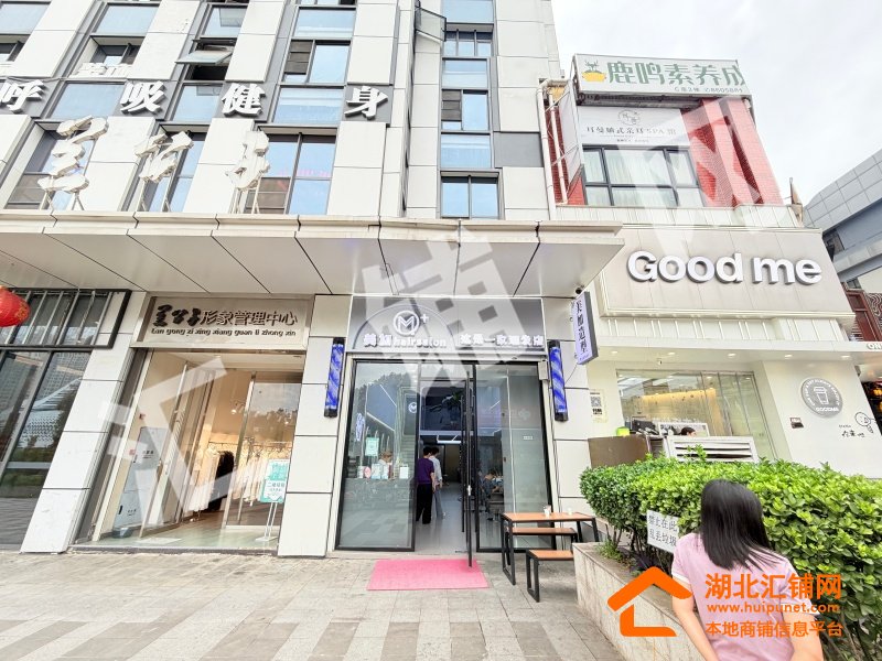 万达金街入口处C座楼下45㎡精装空铺出租
